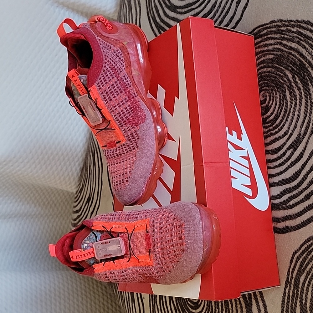 Men's Nike Air VaporMax 2020 Flyknit Size 9.5 Red color